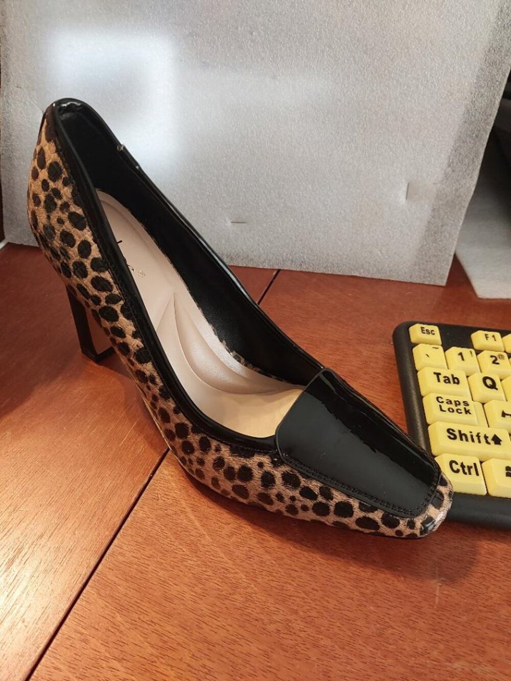NEW ! Clmhoe WMN Leopard Print Pump Black Trim PU Leather Size 6 M
